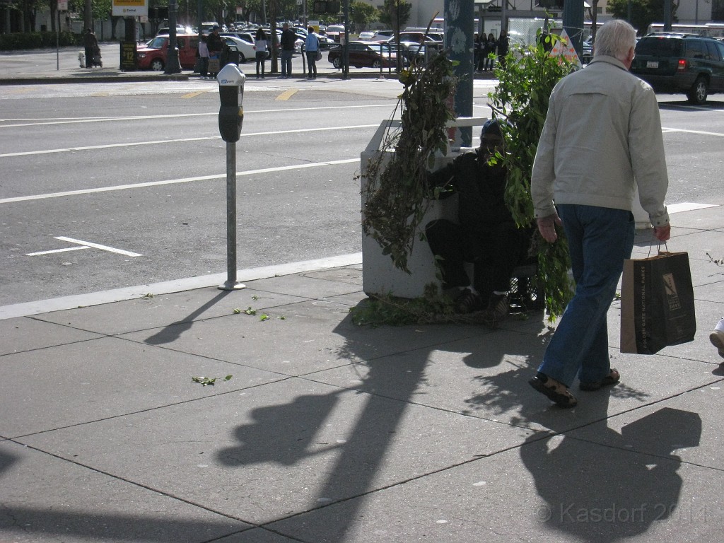 2011 Bay 2 Breakers Saturday 0935.JPG - I was able to participate in the 2011, 100th anniversary of the San Francisco Bay to Breakers 12K race. A great weekend for sight seeing and racing.